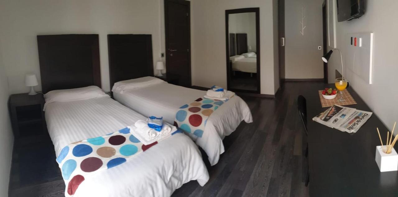 Residencia Viriato Hostel เซบีญา ภายนอก รูปภาพ