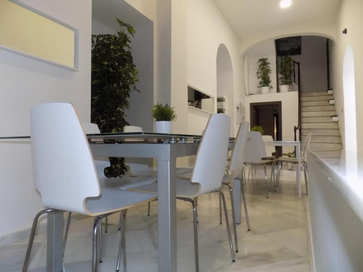Residencia Viriato Hostel เซบีญา ภายนอก รูปภาพ
